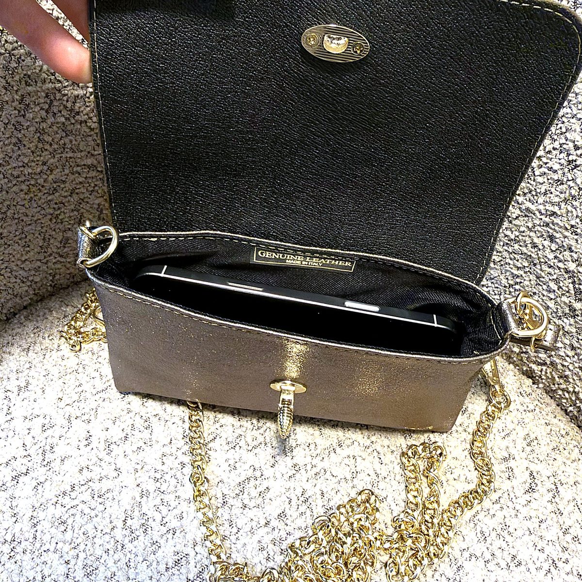 Leren crossbody tasje met bij-sluiting brons, binnenkant met smartphone