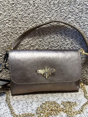 Leren crossbody tasje met bij-sluiting brons met gouden ketting