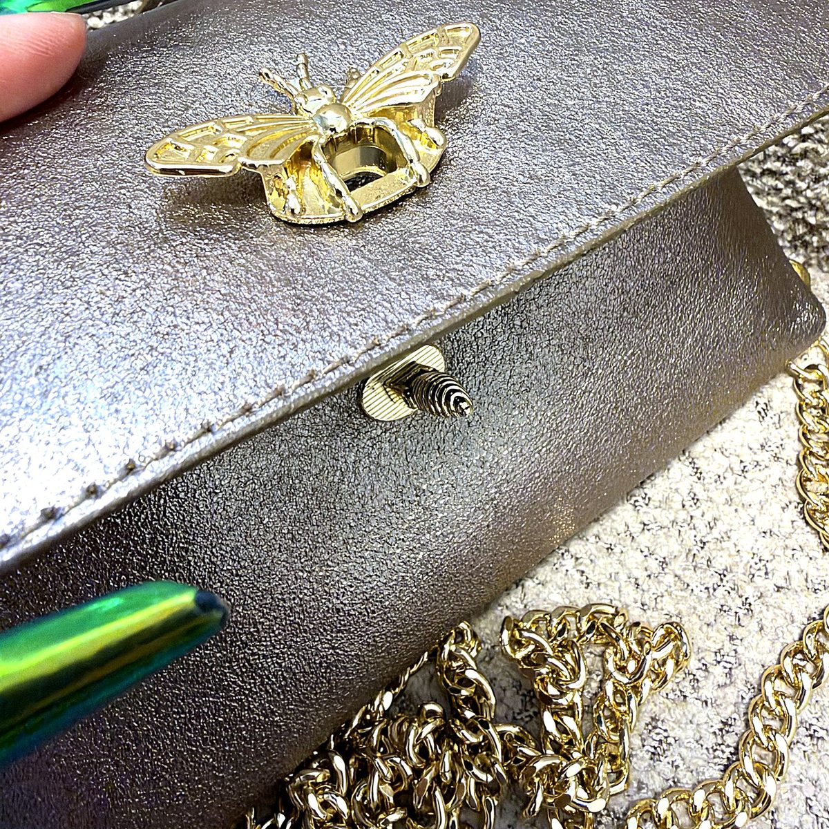 Leren crossbody tasje brons met bij-sluiting, detail van het draaislot