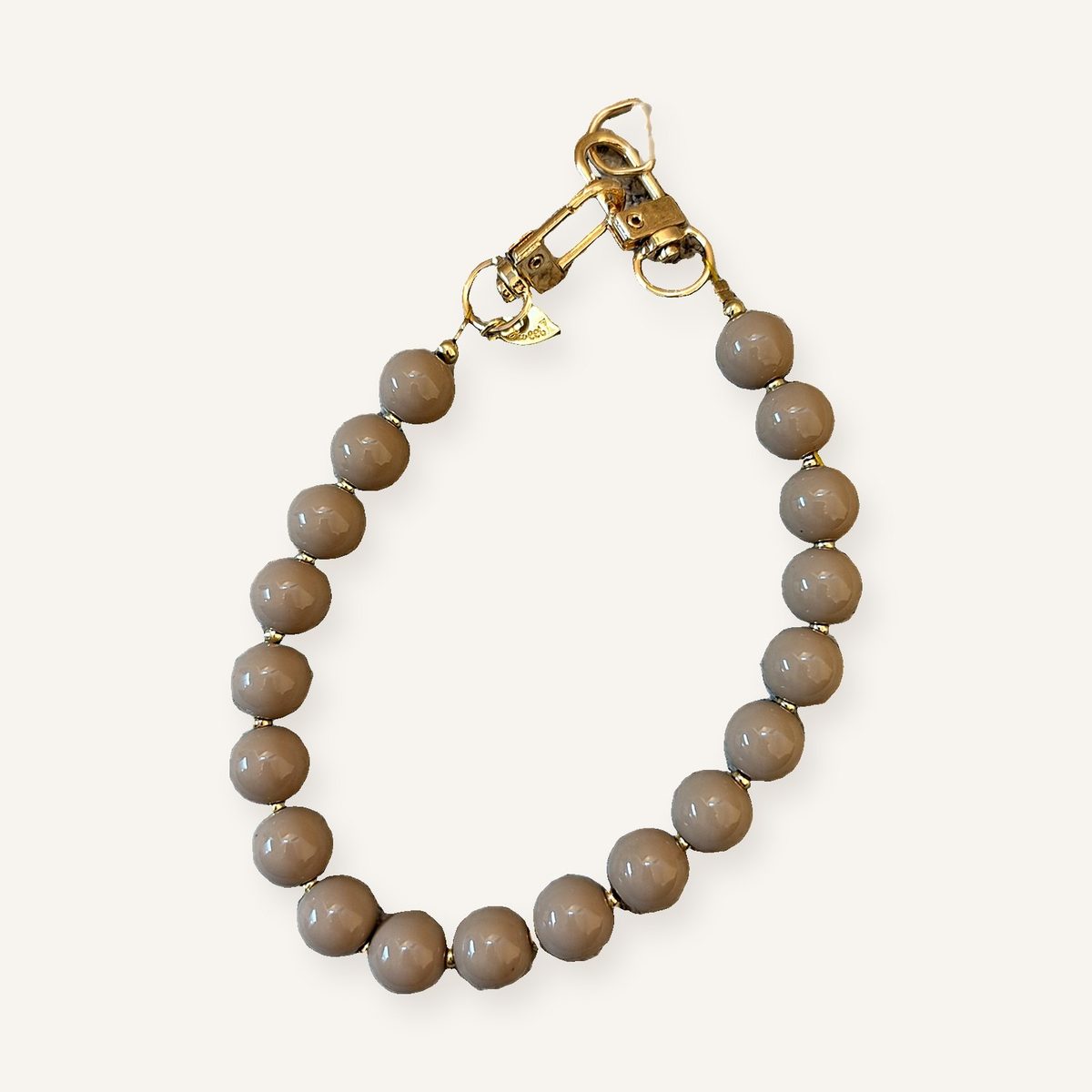 Taupe parel telefoonhanger met gouden karabijnhaak