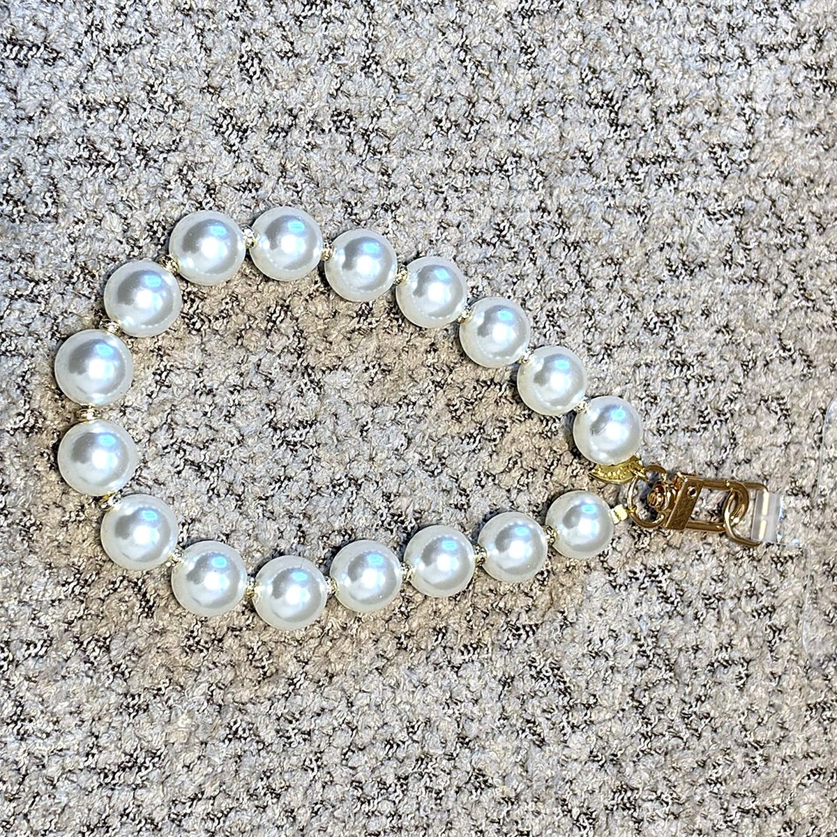 Witte parel telefoonhanger met gouden karabijnhaak